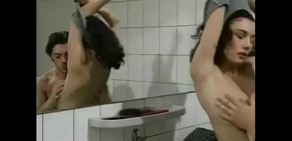  Bruna italiana scopata in bagno